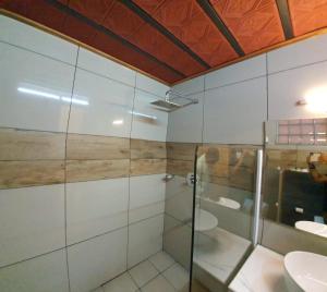 Bilik mandi di Upavan Resort