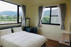 Vista generica sulle montagne o vista sulle montagne dall'interno of country house