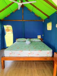 um quarto com uma cama numa tenda em Beach Camp Lombok em Sekotong