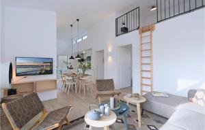 - un salon avec un canapé, des chaises et une table dans l'établissement Cozy Home In Lembruch-dmmer See With Kitchen, à Lembruch