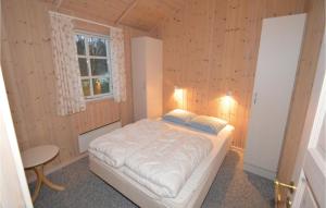 ErtebølleにあるAwesome Home In Fars With 3 Bedrooms And Wifiの小さなベッドルーム(ベッド1台、窓付)
