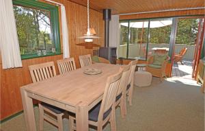 une salle à manger avec une table et des chaises en bois dans l'établissement Holiday Home Blavand With Sauna 294, à Blåvand