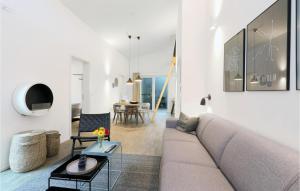 ein Wohnzimmer mit einem Sofa und einem Tisch in der Unterkunft Gorgeous Home In Lembruch-dmmer See With Kitchen in Lembruch