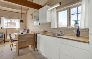 Η κουζίνα ή μικρή κουζίνα στο 2 Bedroom Pet Friendly Home In Hadsund +13 φωτογραφίες