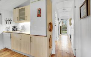 Kuchyň nebo kuchyňský kout v ubytování Three-Bedroom Holiday Home In Toftlund + 21 fotografií