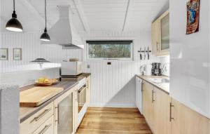 Kuchyň nebo kuchyňský kout v ubytování Three-Bedroom Holiday Home In Toftlund