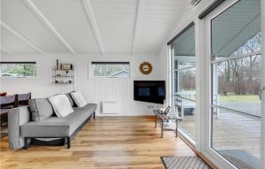 TV a/nebo společenská místnost v ubytování Three-Bedroom Holiday Home In Toftlund