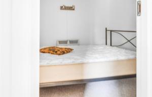 Una cama con una manta naranja encima. en Nice Home In Skibby With Kitchen, en Skibby