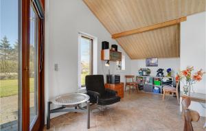 Posezení v ubytování Holiday Home Strandlyst Vinderup Iv