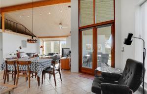 Posezení v ubytování Holiday Home Strandlyst Vinderup Iv + 10 fotografií