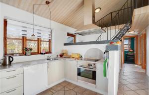 Kuchyň nebo kuchyňský kout v ubytování Holiday Home Strandlyst Vinderup Iv