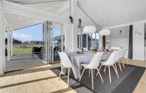ein Esszimmer mit einem Tisch und weißen Stühlen in der Unterkunft Amazing Home In Slagelse With Kitchen in Slagelse