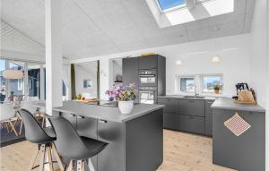 Una cocina o cocineta en Amazing Home In Slagelse With Kitchen