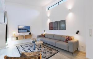 ein Wohnzimmer mit einem Sofa und einem Tisch in der Unterkunft Awesome Home In Lembruch-dmmer See With Sauna, Wifi And Indoor Swimming Pool in Lembruch
