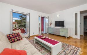 un soggiorno con divano e TV di Nice Apartment In Barbat With 2 Bedrooms And Wifi a Barbat na Rabu