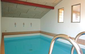 una piscina en una habitación con agua azul en Nice Home In Brkop With Kitchen, en Egeskov