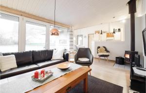 sala de estar con sofá y mesa en Nice Home In Brkop With Kitchen, en Egeskov
