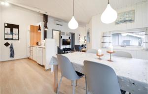 comedor y cocina con mesa y sillas en Nice Home In Brkop With Kitchen, en Egeskov