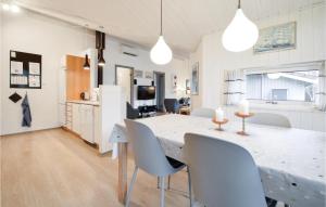 EgeskovにあるNice Home In Brkop With 4 Bedrooms, Sauna And Indoor Swimming Poolのダイニングルーム、キッチン(テーブル、椅子付)