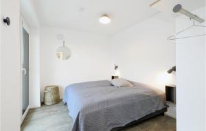 レンブルッフにあるPet Friendly Apartmentの白い壁の白いベッドルーム(ベッド1台付)