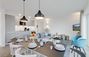 レンブルッフにあるPet Friendly Apartmentのテーブルと椅子のあるダイニングルームとリビングルーム