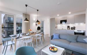 レンブルッフにあるPet Friendly Apartmentのソファとテーブルのあるリビングルームとキッチン