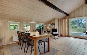 cocina y comedor con mesa y sillas en Stunning Home In Rm With Sauna, en Bolilmark