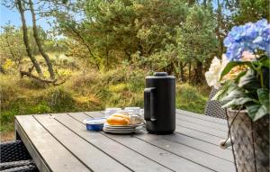Un termo sobre una mesa de picnic con un sándwich. en Holiday Home Ringvejen Iii, en Bolilmark 24 fotos más