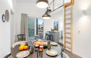 ein Esszimmer und ein Wohnzimmer mit einem Tisch und Speisen in der Unterkunft Cozy Home In Lembruchdümmer See in Lembruch