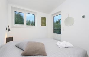 Кровать или кровати в номере Amazing Home In Lembruchdümmer See