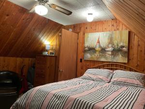 - une chambre avec un lit et une peinture murale dans l'établissement Da Knob on Lake Independence, 
