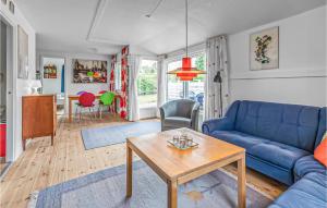 Venemose的住宿－Lovely Home In Slagelse With Wifi，客厅配有蓝色的沙发和桌子