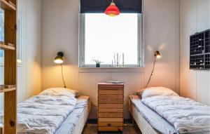 HavrvigにあるStunning Apartment In Hvide Sande With 2 Bedrooms And Wifiの窓付きの部屋 ベッド2台