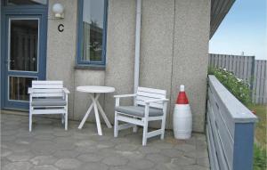 HavrvigにあるPet Friendly Apartment In Hvide Sande With Wifiのパティオ(椅子2脚、テーブル1台付)
