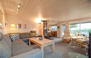 a living room with a couch and a table at Nice Home In Rm With House Sea View in Rømø Kirkeby