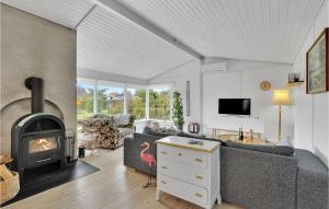 een woonkamer met een open haard en een bank bij Beautiful Home In Karrebksminde With Kitchen in Karrebæksminde