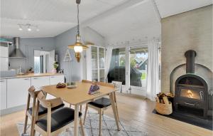 een keuken en eetkamer met een tafel en een open haard bij Beautiful Home In Karrebksminde With Kitchen in Karrebæksminde