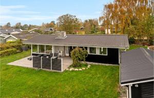 een huis met een terras in een tuin bij Beautiful Home In Karrebksminde With Kitchen in Karrebæksminde