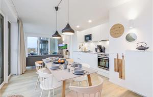 Una cocina y una sala de estar con mesa y sillas. en Beach Front Apartment, en Lembruch