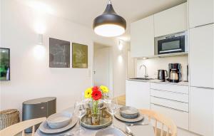 レンブルッフにあるBeach Front Apartmentの花瓶に花が飾られたテーブルのあるキッチン +26枚の写真