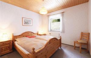 una camera da letto con un letto di legno e una finestra di Ferienhaus 3 In Thalfang a Thalfang Altre 12 foto