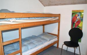 Palanda nebo palandy na pokoji v ubytování Pet Friendly Home In Henne With Sauna