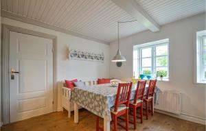 comedor con mesa y sillas en Stunning Home In Hjer With Kitchen, en Højer