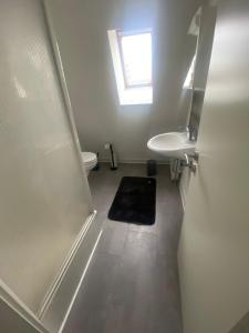 baño con lavabo y aseo y ventana en Apartment / Wohnung / NETFLEX/Prime, en Krefeld