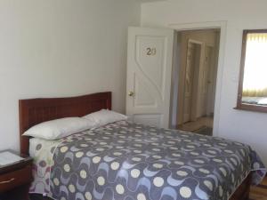 1 dormitorio con 1 cama con edredón azul y blanco en Hotel Ventura, en Riobamba