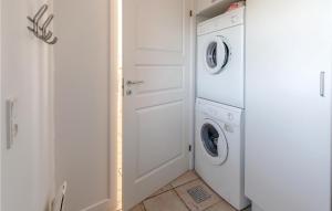 een witte wasruimte met een wasmachine en droger bij 3 Bedroom Lovely Home In Brenderup Fyn in Bro