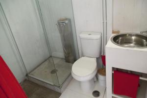 uma casa de banho com um chuveiro, um WC e um lavatório. em Aquiles Eco Hotel em São Pedro