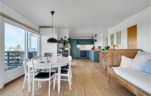 uma cozinha e sala de jantar com uma mesa branca e cadeiras em 3 Bedroom Cozy Home In Frevejle em Fårevejle
