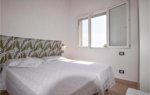 een wit bed in een kamer met een raam bij La Casa Rossa in Framura