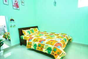 Phương Trang Hotel Vũng Tàu في فنغ تاو: غرفة نوم بسرير مع جدار ازرق